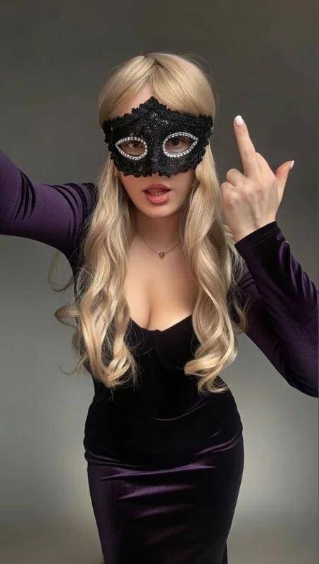 Nina OnlyFans curvy blonde goddess