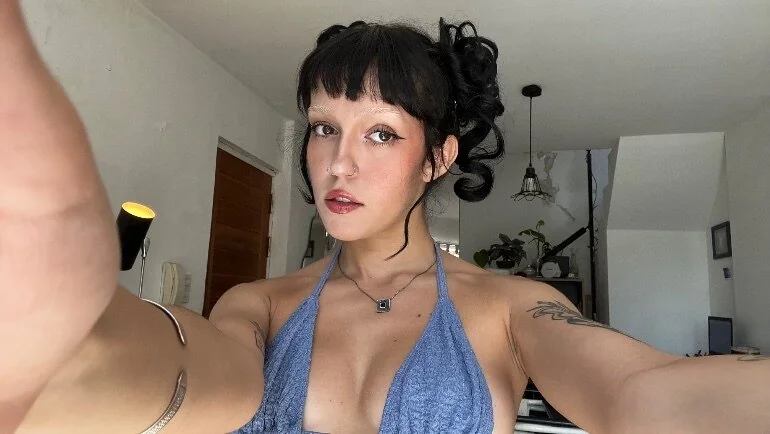 Gwen OnlyFans creator with a playful personality
