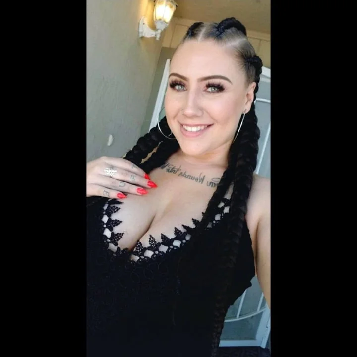 Oleta8112 OnlyFans creator with exclusive content