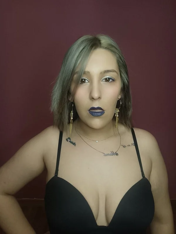 Oneloovee OnlyFans creator with exclusive content