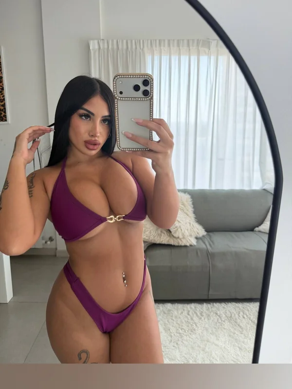 Mia OnlyFans creator with a curvy and tattooed look.