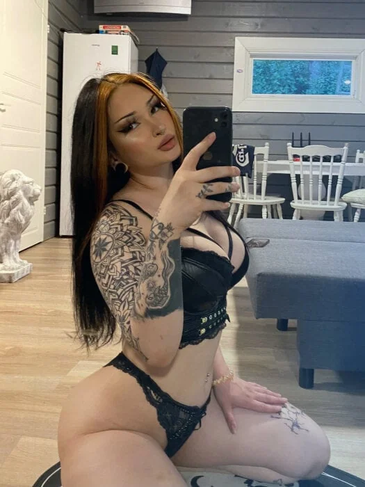 Oonnufans OnlyFans lingerie model