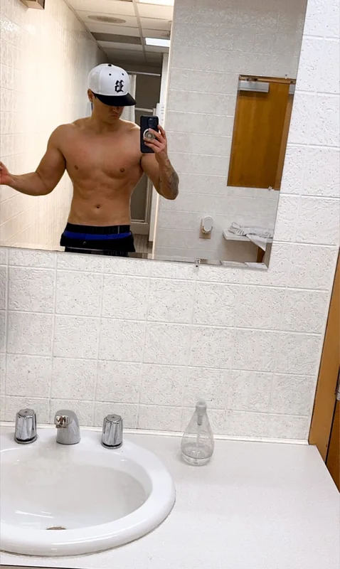 Peachybradlee OnlyFans athletic tattooed male