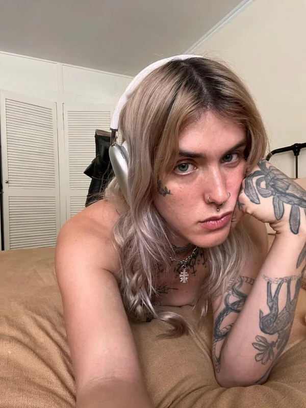 Peachypeachpeaches OnlyFans tattooed blonde creator