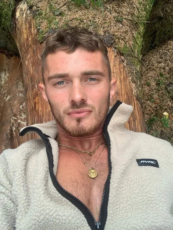 Playbae11 OnlyFans creator with a tall and muscly physique.