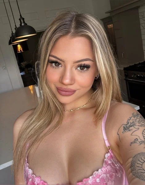 pomwm_free OnlyFans creator with engaging videos