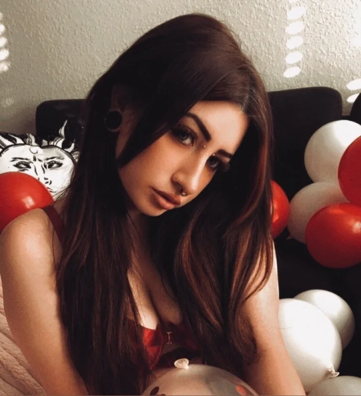 Poppy OnlyFans profile picture - engaging creator