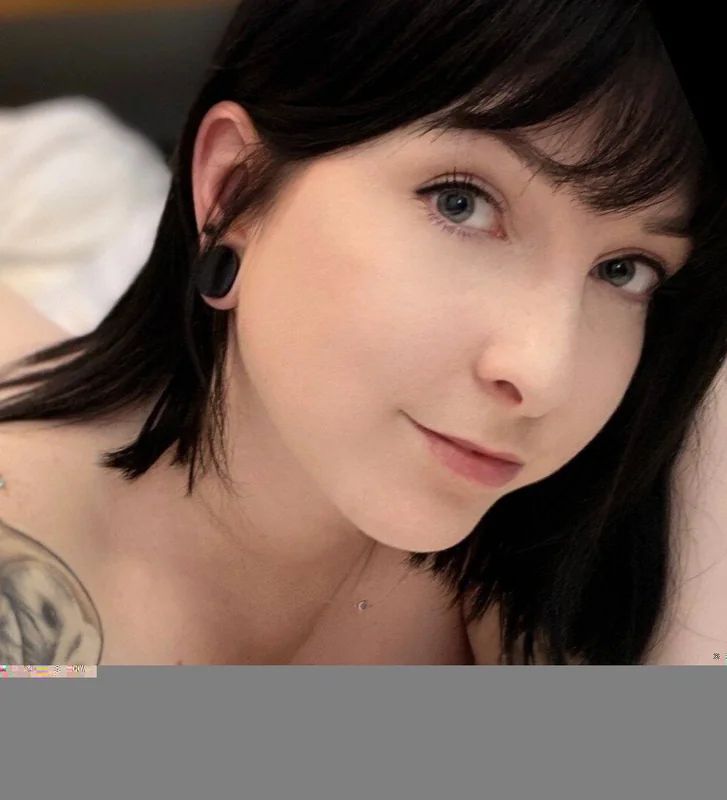 Laura OnlyFans gamer and baker