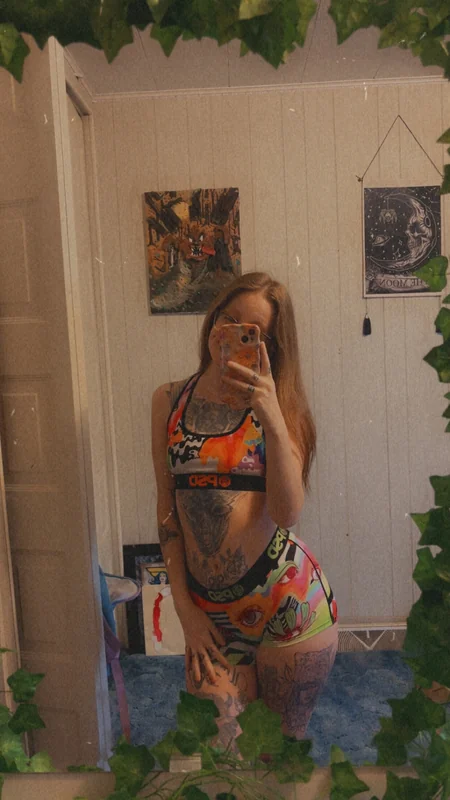 Prettytoxik OnlyFans creator with captivating content