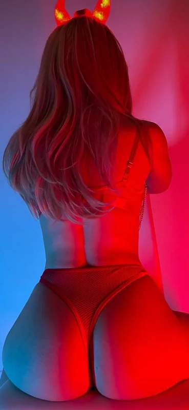 Q123345 OnlyFans creator with blonde cosplay