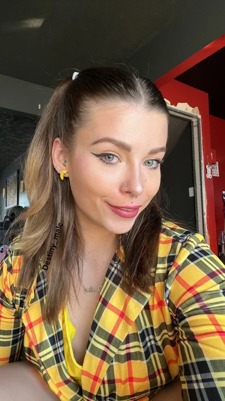 QueenEgirl OnlyFans creator with engaging content