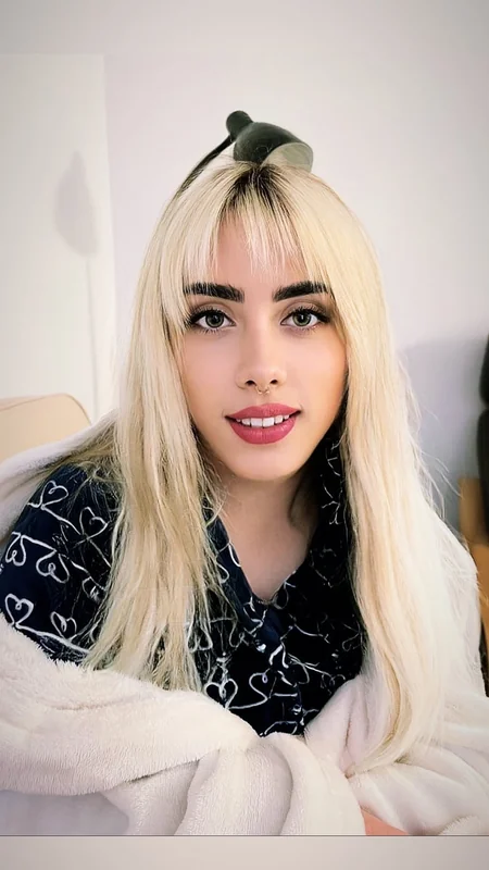 raxxxbit OnlyFans blonde model