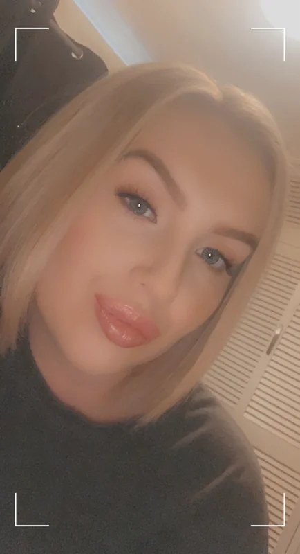 Lily-Lou OnlyFans creator with enticing content