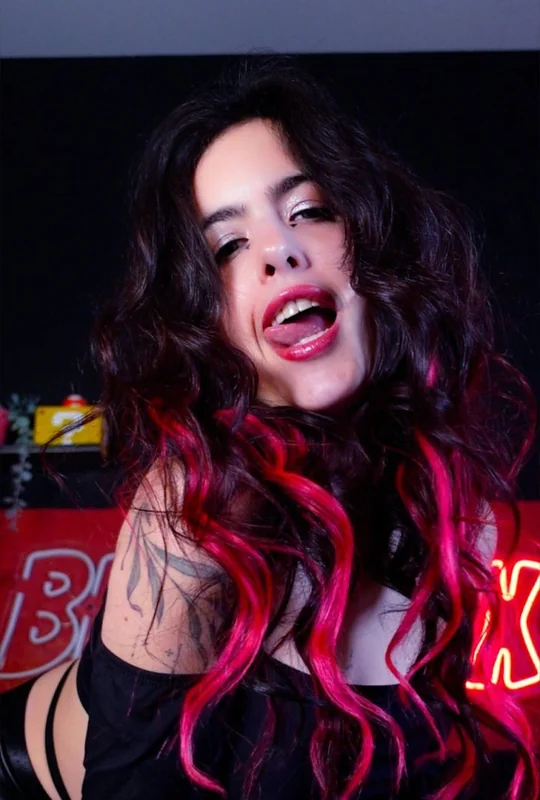 Redjinxfree OnlyFans Tattooed Creator