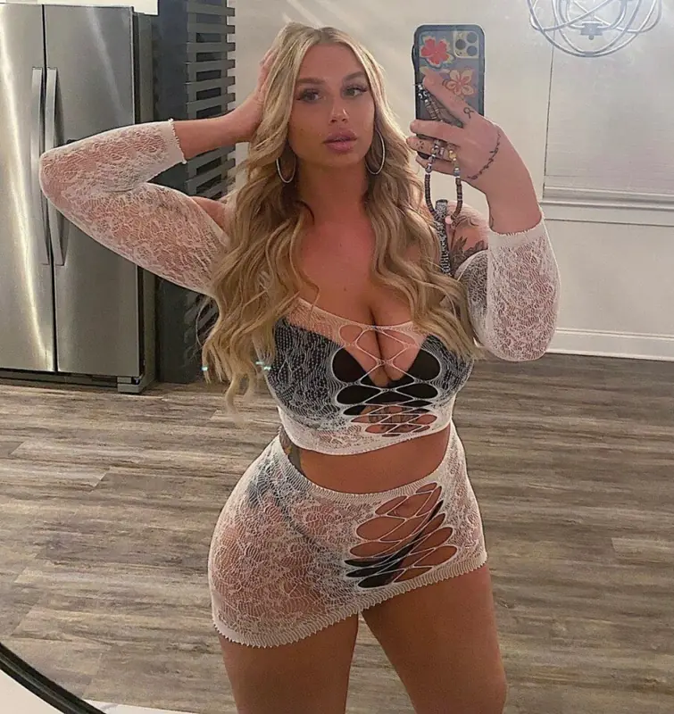 R O R I OnlyFans creator with exclusive content