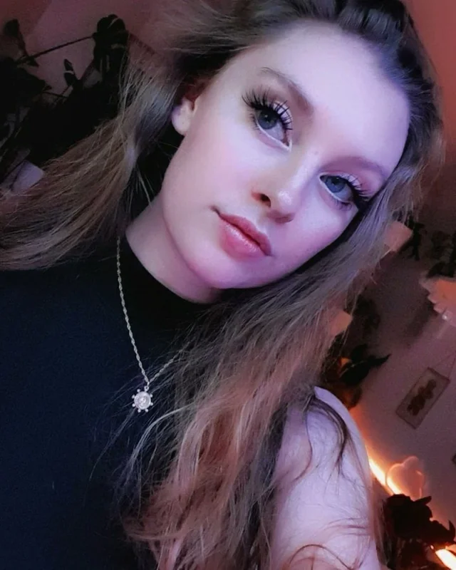 Roseemew OnlyFans creator offering lewd content