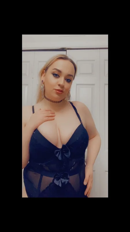 Rosefeatherr OnlyFans Curvy Blonde