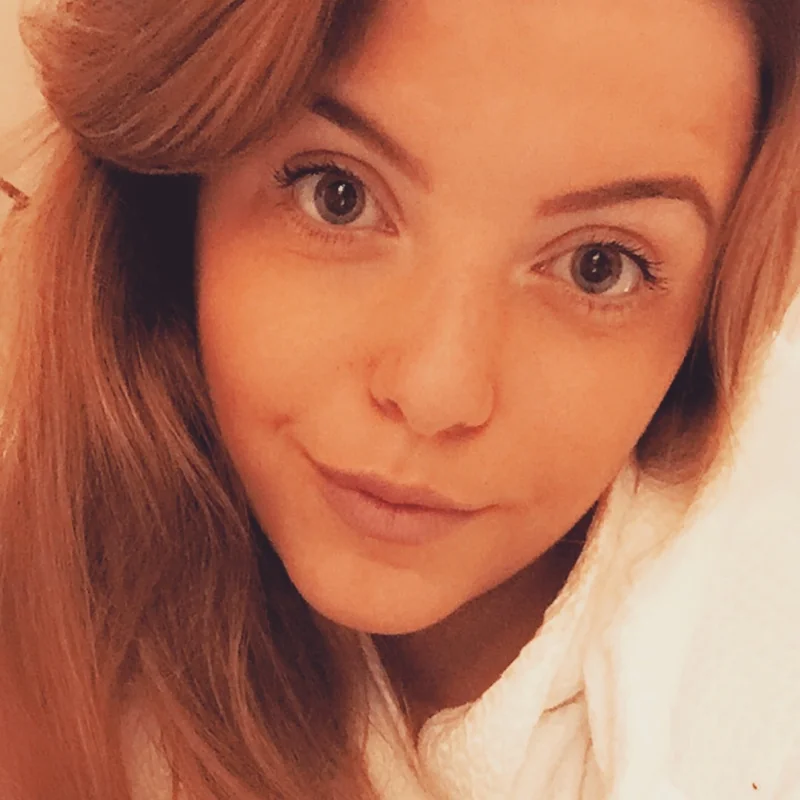 Roxieeexx OnlyFans British babe with huge natural boobs