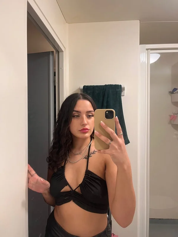 Roxy Jade OnlyFans glamorous tattooed creator