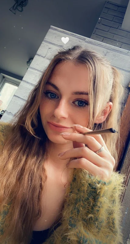 Rozzle OnlyFans British creator with exclusive content