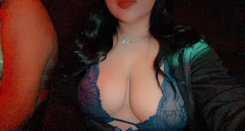 Jizzyrella OnlyFans creator with amateur content.