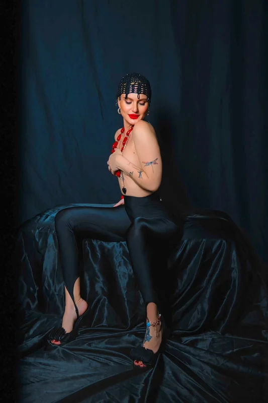 Ukrainian Alina OnlyFans creator with artistic flair.