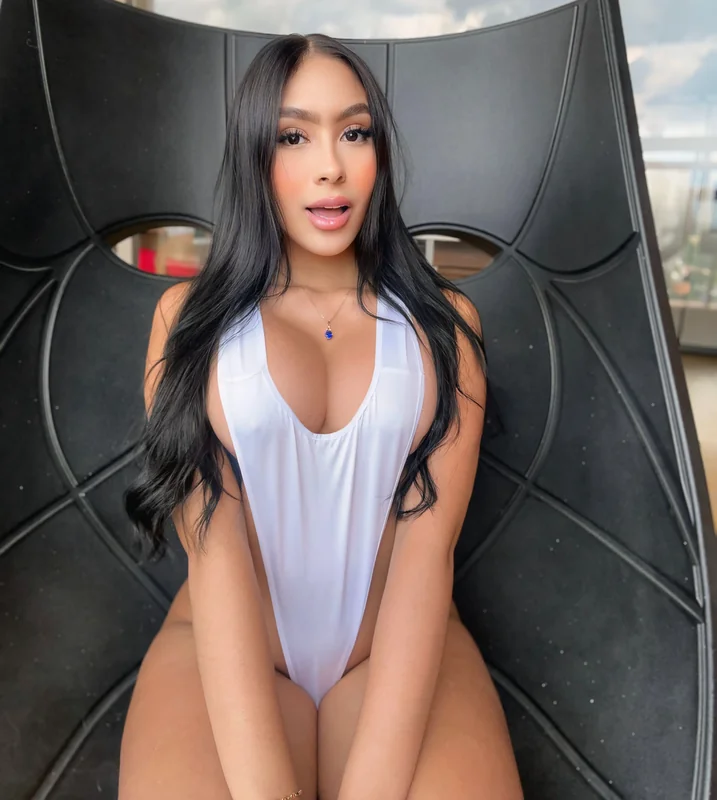 Samie Vera ๐ OnlyFans creator with black hair