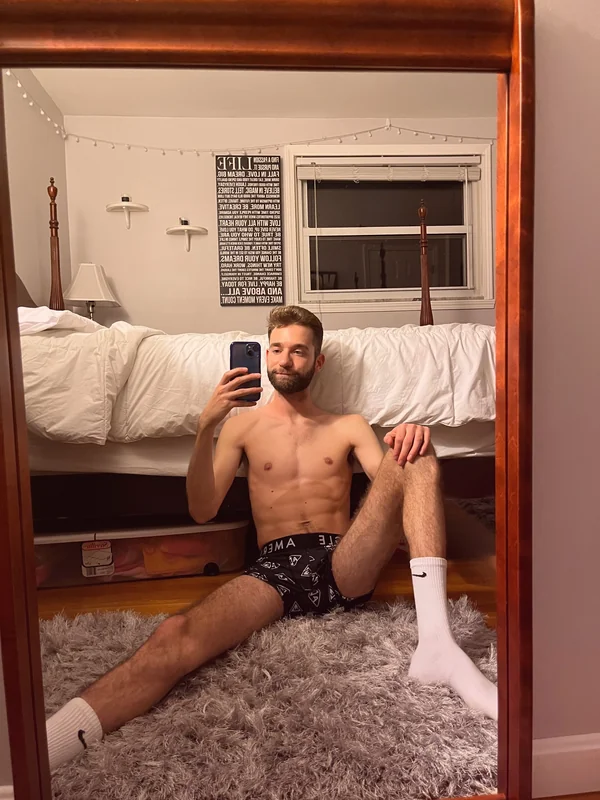 Samroche22 OnlyFans creator with enticing content.
