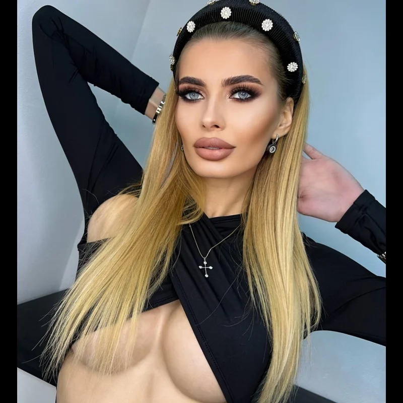 Sandy OnlyFans blonde creator