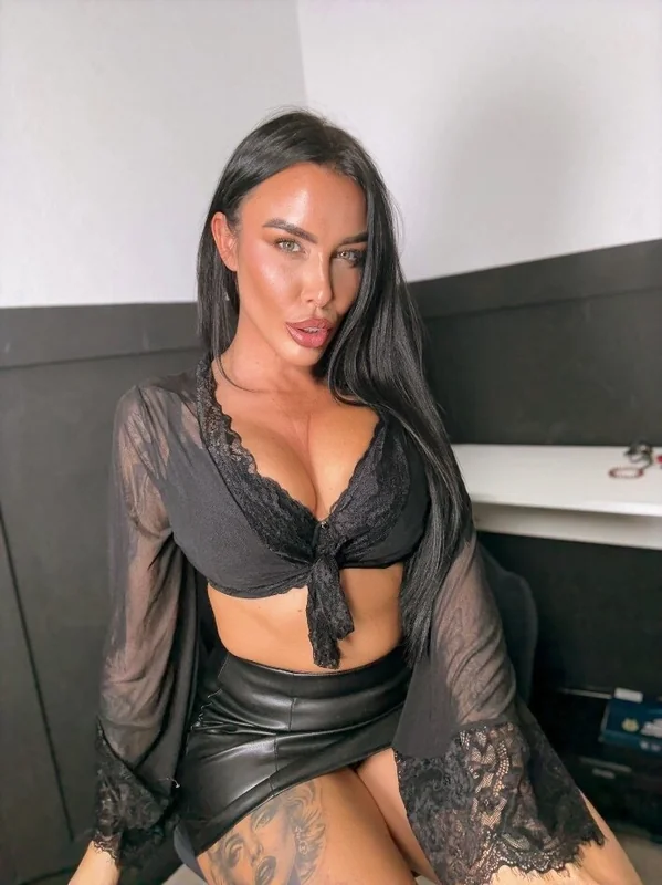 Sarahobsessedxoxo on OnlyFans with seductive content