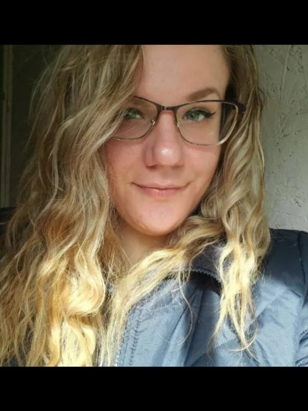 Sarahtineke OnlyFans profile blonde creator