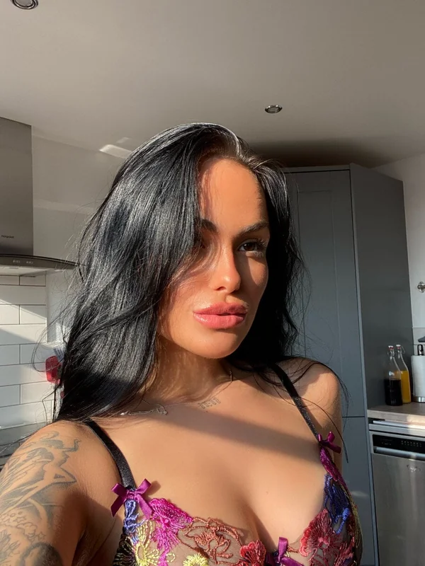 SASKIA JADE OnlyFans creator with explicit content