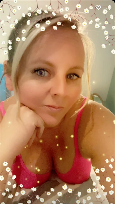 Scarlett Grace OnlyFans blonde MILF