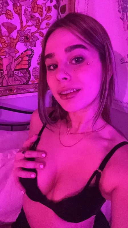Scarlett Rows OnlyFans profile with youthful charm.
