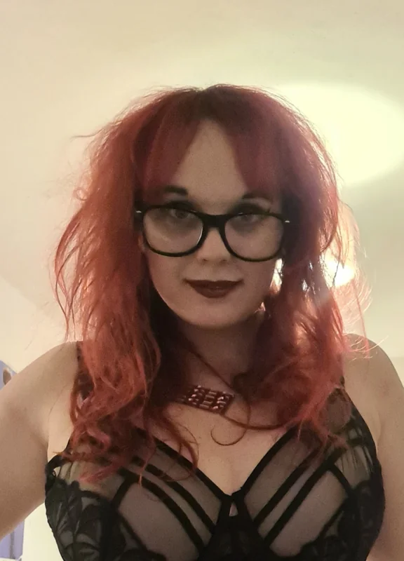 Scarlet Widow OnlyFans burlesque performer