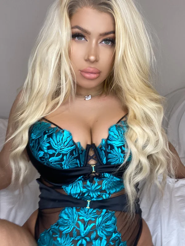 Serena blue OnlyFans blonde and curvy creator