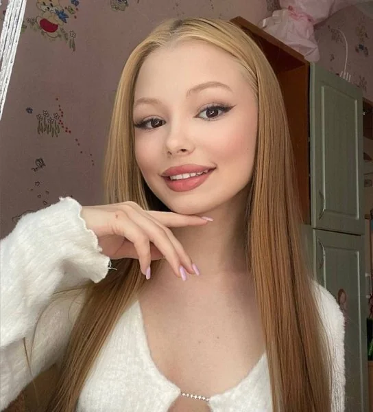 shelly_moss OnlyFans doll-like appearance