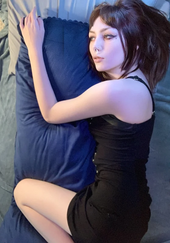 Alyx OnlyFans creator showcasing exclusive content