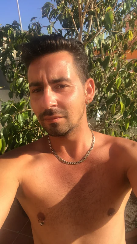 Simonventura OnlyFans creator with adventurous content