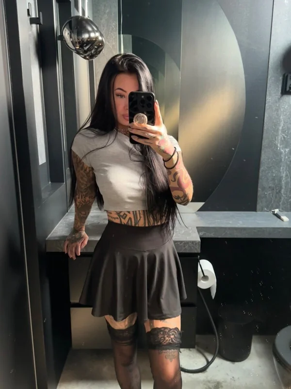Siru OnlyFans creator with enticing content