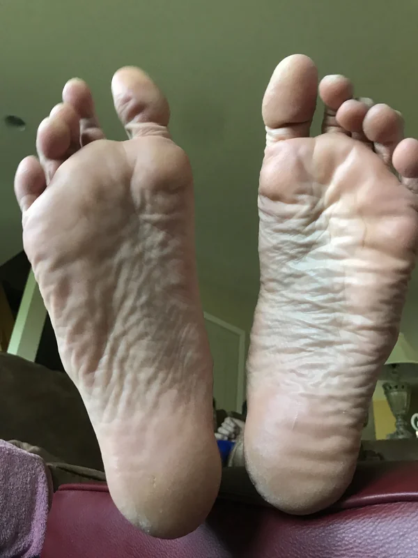 Size16feet on OnlyFans tall gay guy with big feet