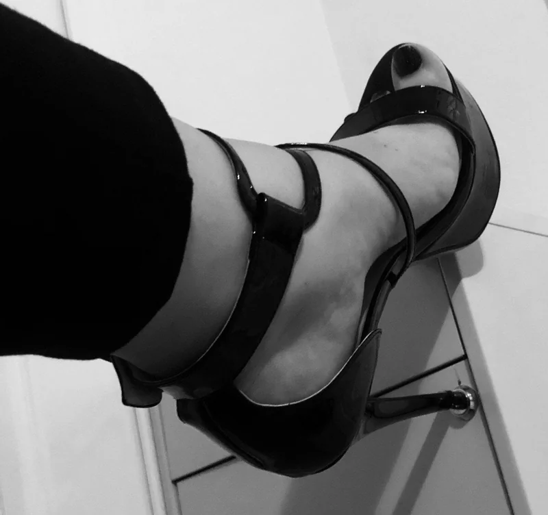 Lola Sole OnlyFans creator with sexy feet