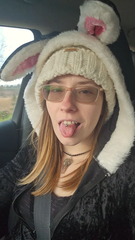Staceyleoric1993 OnlyFans creator embracing life with glasses