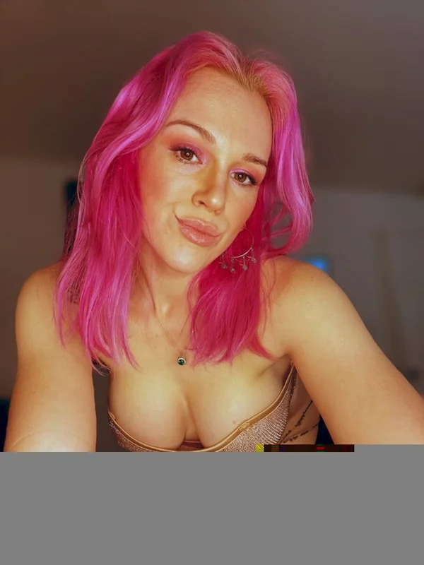 Sunnybabe22 OnlyFans creator with free live shows
