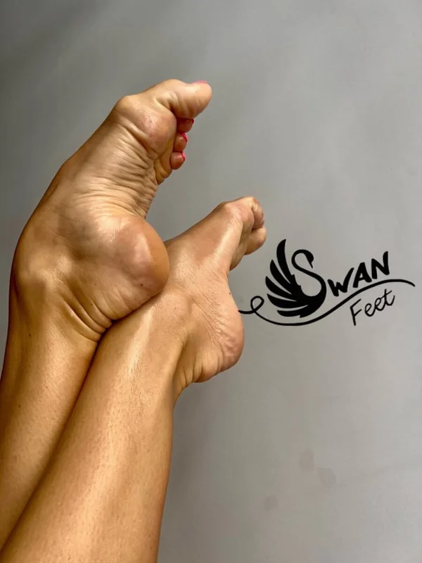 Swanfee OnlyFans feet model with amazing flexibility