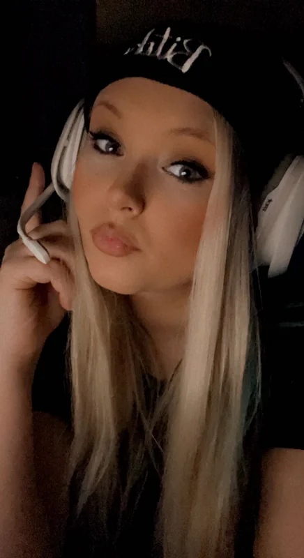 Swediepie OnlyFans Swedish Gamer Mommy