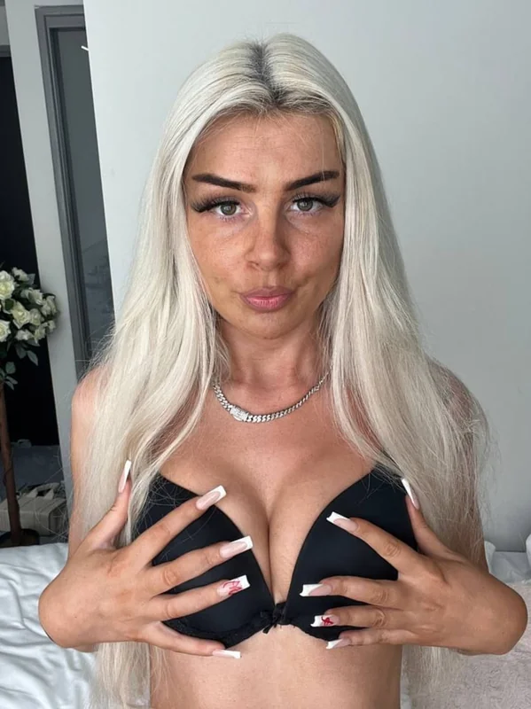 Tara OnlyFans Curvy Blonde Creator