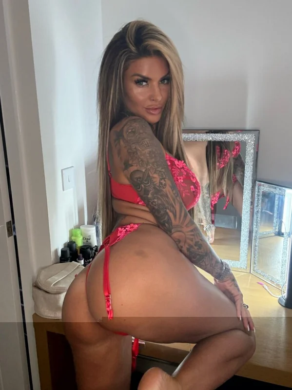 Tattooed Kayleigh Wanless OnlyFans creator with captivating content.