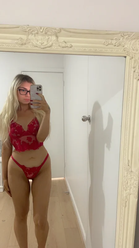 Tay OnlyFans creator with curvy figure