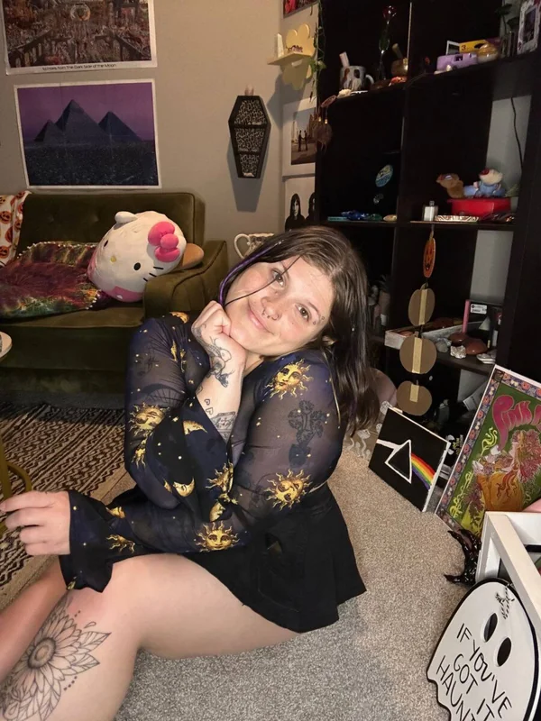 that groovy chick OnlyFans creator with vibrant content